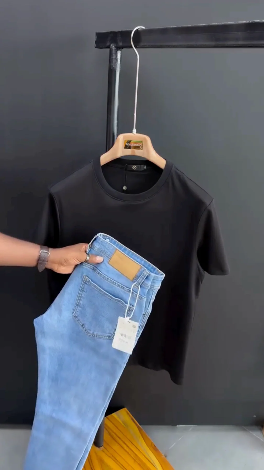 Essential Denim & Round-neck Outfit