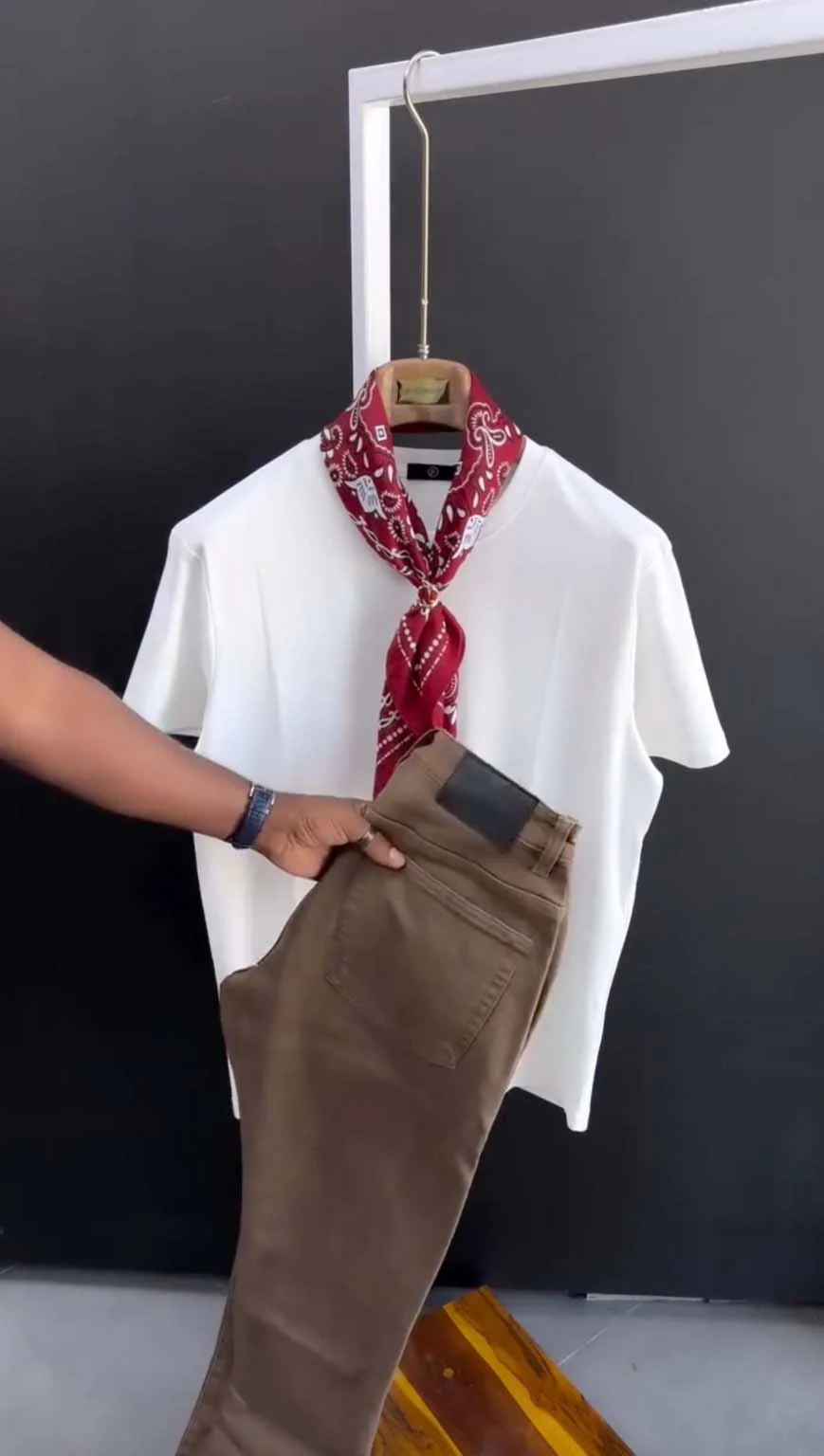 Essential Denim & Round-neck Outfit - Image 3