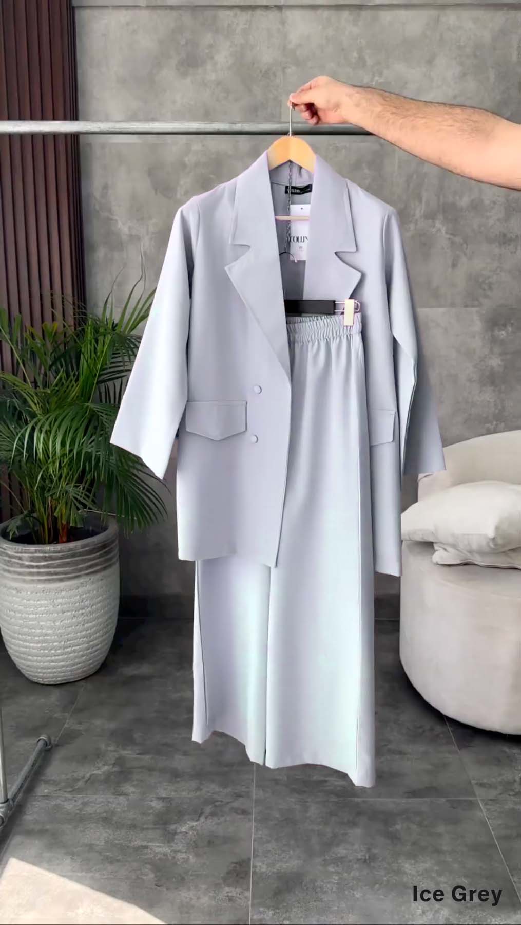British Collar Loose Fit Blazer & Pants - (PRE ORDER / الطلبات المسبقة) - Image 3